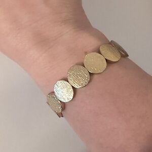 550 Textured Gold Circle‎ Link Stretch Bracelet